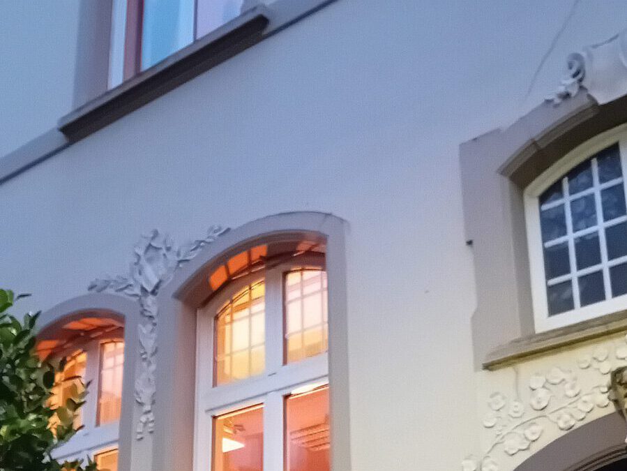 Unsere Geschäftsstelle leuchtet orange: Ein Zeichen gegen Gewalt an Frauen und Mädchen